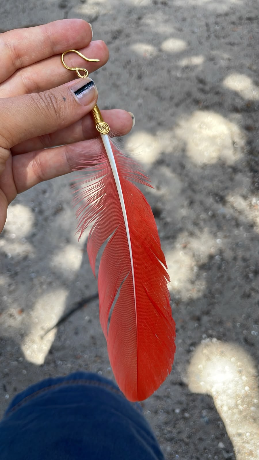 A lenda da Pena Vermelha do Delta do Parnaíba - Passeio ao Delta Artesanato feito com pena de guará encontranda durante o passeio ao Delta do Parnaíba
